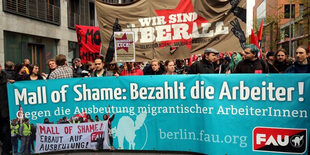 Protest für Bezahlung der Arbeiter an der Mall of Berlin Protest für Bezahlung der Arbeiter an der Mall of Berlin