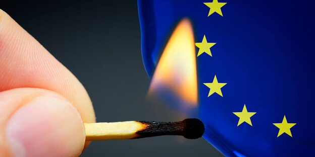 Nahaufnahme auf Hand, die Streichholz an Europafahne hält Nahaufnahme auf Hand, die Streichholz an Europafahne hält