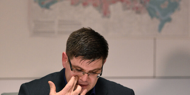 Andrej Holm bei einer Pressekonferenz Andrej Holm bei einer Pressekonferenz