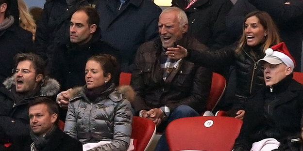 Red-Bull-Chef Dietrich Mateschitz und Marion Feichtner sitzen auf der RB-Leipzig-Tribüne Red-Bull-Chef Dietrich Mateschitz und Marion Feichtner sitzen auf der RB-Leipzig-Tribüne
