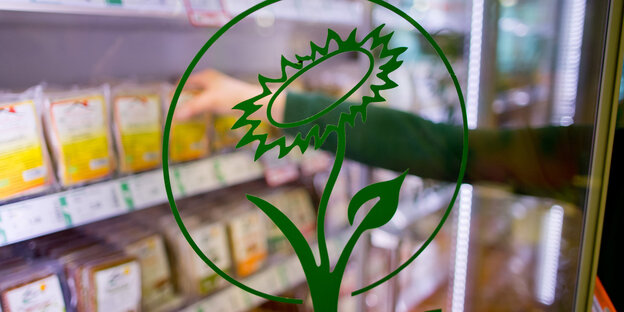 Das Vegan-Label auf einer Kühlschranktür im Supermarkt Das Vegan-Label auf einer Kühlschranktür im Supermarkt