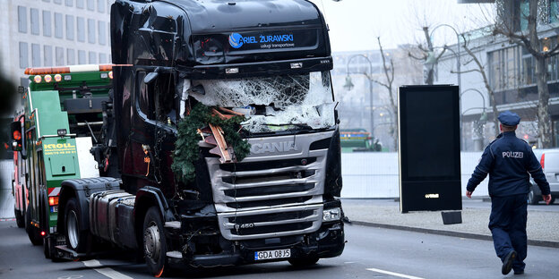 Der polnische Lkw mit dem der Anschlag verübt wurde wird mit zersplitterter Scheibe abgeschleppt Der polnische Lkw mit dem der Anschlag verübt wurde wird mit zersplitterter Scheibe abgeschleppt