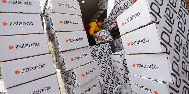 Hinter Kartonbergen verbirgt sich ein Zalando-Mitarbeiter