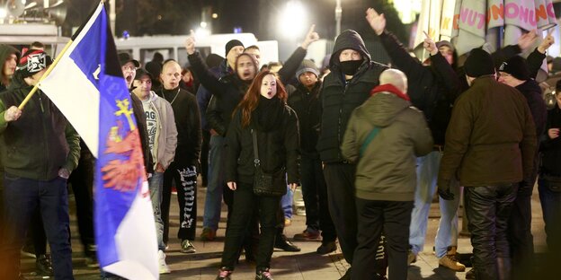 Nazi-Gruppe am Bahnhof Zoo Nazi-Gruppe am Bahnhof Zoo