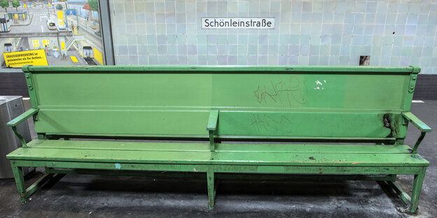 Eine grüne Bank in einem U-Bahnhof Eine grüne Bank in einem U-Bahnhof