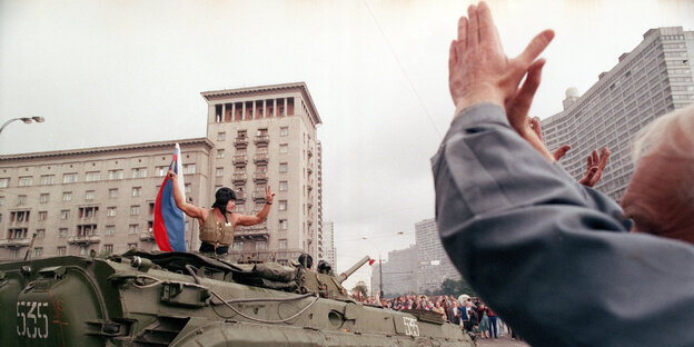Moskauer Bürger applaudieren einem jubelnden Panzerkommandanten, als am 21. August 1991 der Putsch gescheitert ist Moskauer Bürger applaudieren einem jubelnden Panzerkommandanten, als am 21. August 1991 der Putsch gescheitert ist
