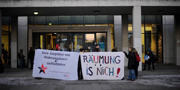 Protestplakate vor dem Rathaus