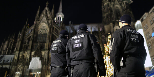Polizisten nächtens vor dem Kölner Dom Polizisten nächtens vor dem Kölner Dom