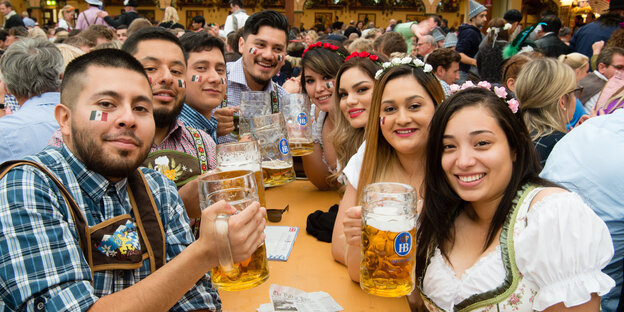 Eine Gruppe Männer und Frauen aus Mexiko feiert auf dem Oktoberfest in München Eine Gruppe Männer und Frauen aus Mexiko feiert auf dem Oktoberfest in München