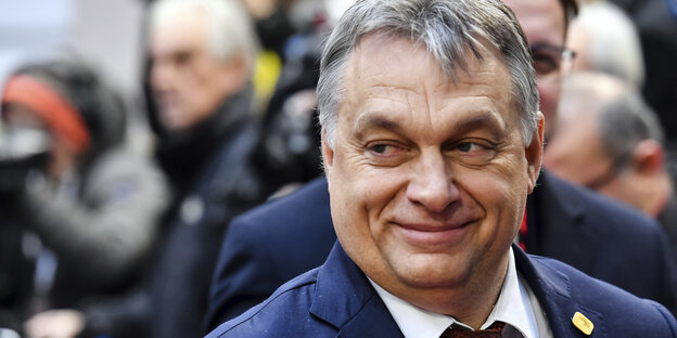 Der ungarische Premierminister Viktor Orbán guckt über seine rechte Schulter, als er auf einer EU-Sitzung in Brüssel eintrifft Der ungarische Premierminister Viktor Orbán guckt über seine rechte Schulter, als er auf einer EU-Sitzung in Brüssel eintrifft