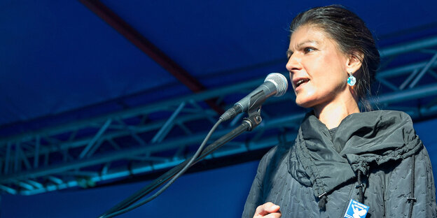 Sarah Wagenknecht spricht mit kritischem Gesicht in ein Mikrofon Sarah Wagenknecht spricht mit kritischem Gesicht in ein Mikrofon