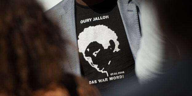 Ein T-Shirt mit der Aufschrift "Oury Jalloh - Das war Mord" Ein T-Shirt mit der Aufschrift "Oury Jalloh - Das war Mord"