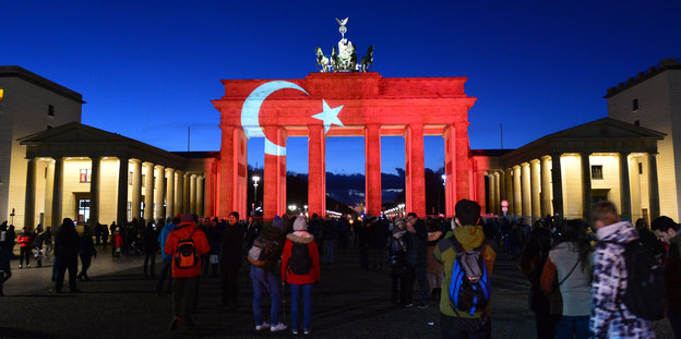 Das Brandenburger Tor wird im Gedenken an die Opfer des Anschlags in Istanbul in den türkischen Nationalfarben beleuchtet