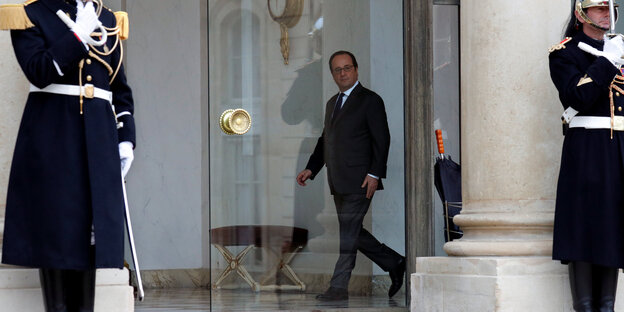 Der Eingang des Elysee-Palast, Wachen stehen links und rechts, drinnen läuft François Hollande Der Eingang des Elysee-Palast, Wachen stehen links und rechts, drinnen läuft François Hollande