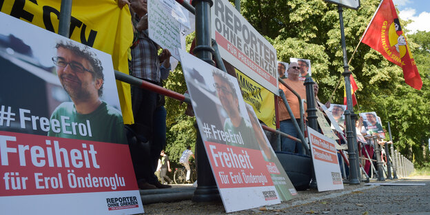 Aktivisten demonstrieren vor der türkischen Botschaft für die Freilassung des Journalisten Erol Önderoglu. Aktivisten demonstrieren vor der türkischen Botschaft für die Freilassung des Journalisten Erol Önderoglu.