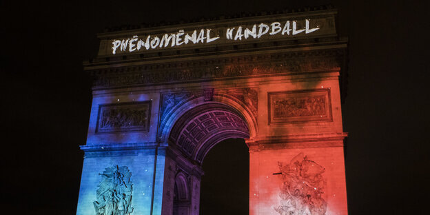 Der Arc de Triomphe in Paris bei Nacht. Er wird beleuchtet mit den fraanzösischen Worten "Phenomenal Handball" Der Arc de Triomphe in Paris bei Nacht. Er wird beleuchtet mit den fraanzösischen Worten "Phenomenal Handball"