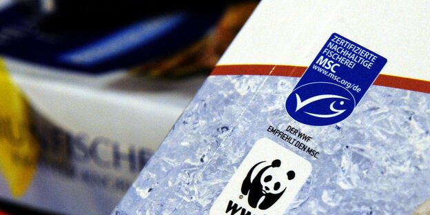 Siegel für nachhaltige Fischerei auf einer Verpackung. Siegel für nachhaltige Fischerei auf einer Verpackung.