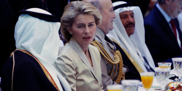Verteidigungsministerin Ursula von der Leyen sitzt beim Golf-Gipfel im Dezember in Bahrain am Tisch Verteidigungsministerin Ursula von der Leyen sitzt beim Golf-Gipfel im Dezember in Bahrain am Tisch