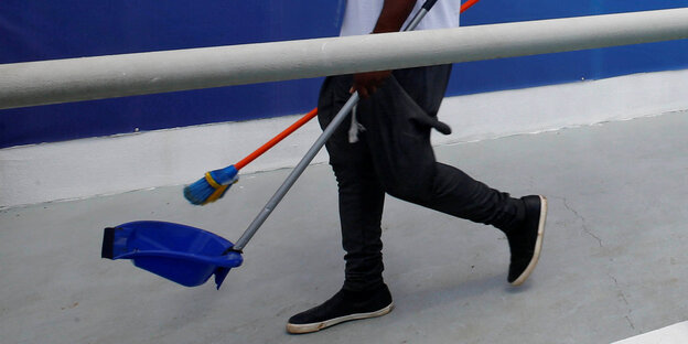 Ein Arbeiter läuft durch das Stade de l'Amitie Sino