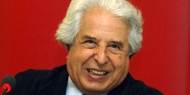 Saul Friedländer lacht vor einer roten Wand Saul Friedländer lacht vor einer roten Wand