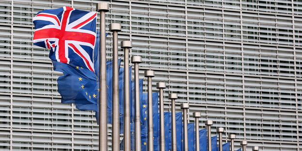 Eine britische Flagge vor einer Reihe von EU-Flaggen Eine britische Flagge vor einer Reihe von EU-Flaggen
