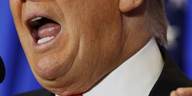 der offene Mund eines Mannes mit Doppelkinn der offene Mund eines Mannes mit Doppelkinn