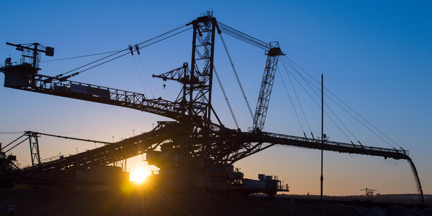 Sonnenaufgang am Braunkohletagebau Jänschwalde. Sonnenaufgang am Braunkohletagebau Jänschwalde.