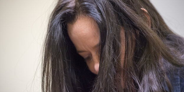 Beate Zschäpe lässt ihre Haare ins Gesicht fallen Beate Zschäpe lässt ihre Haare ins Gesicht fallen