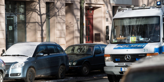 Ein Polizeiwagen in Berlin fährt an einer Moschee vorbei