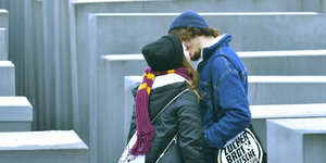 Ein junges Paar küsst sich in der Holocaust-Gedenkstätte in Berlin