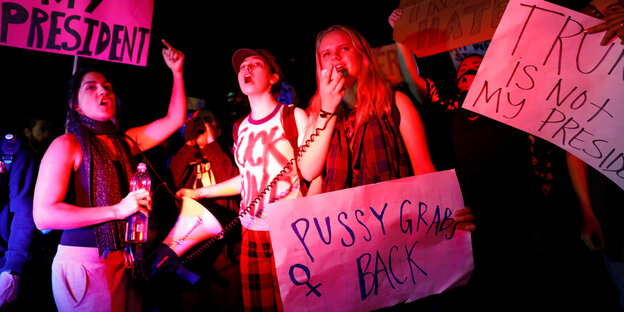 Frauen demonstrieren gegen Trump Frauen demonstrieren gegen Trump