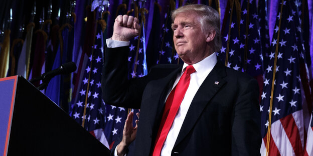 US-Präsident Donald Trump reckt eine Faust in die Höhe US-Präsident Donald Trump reckt eine Faust in die Höhe