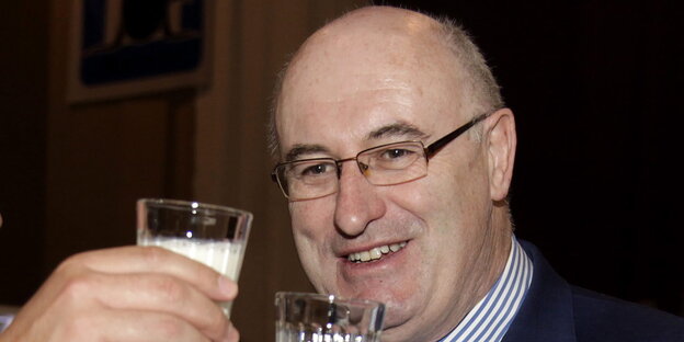 Phil Hogan prostet mit jemandem mit einem Glas Milch