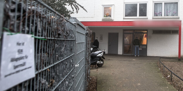 Der Eingang eines Wohnhauses Der Eingang eines Wohnhauses