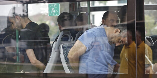 gefesselten Soldaten in Zivil sitzen gesenkten Hauptes in einem Bus gefesselten Soldaten in Zivil sitzen gesenkten Hauptes in einem Bus