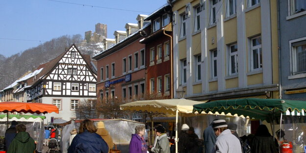 Passanten laufen über den Markt in Waldkirch