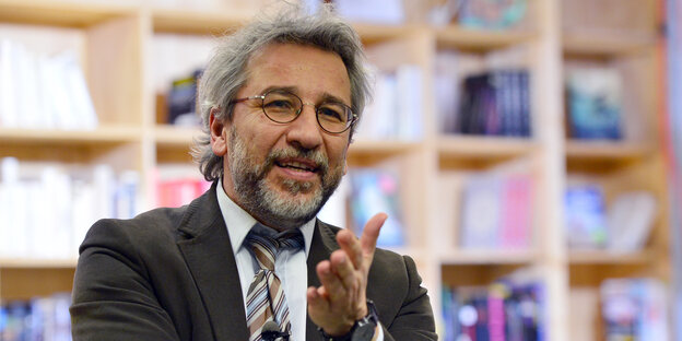 Can Dündar gestikuliert mit der Hand in Richtung der Kamera Can Dündar gestikuliert mit der Hand in Richtung der Kamera