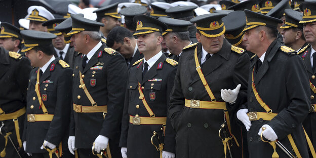Männer in Militäruniformen stehen nebeneinander Männer in Militäruniformen stehen nebeneinander