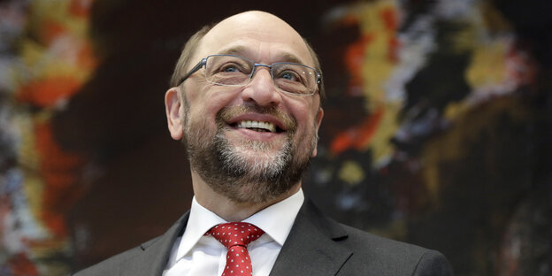 Das Gesicht eines Mannes mit Bart und Brille von unten fotografiert Das Gesicht eines Mannes mit Bart und Brille von unten fotografiert