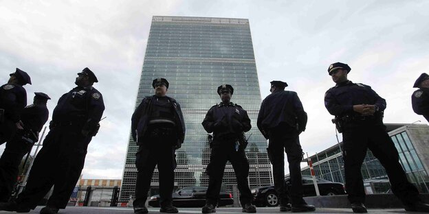 Acht Polizisten stehen vor dem UN-Hauptquartier in New York Acht Polizisten stehen vor dem UN-Hauptquartier in New York