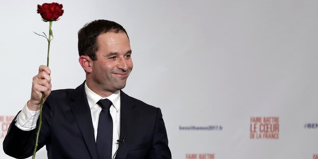 Benoît Hamon mit einer roten Rose in der Hand