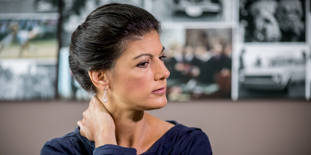 Sahra Wagenknecht schaut zur Seite und fasst mit einer Hand an ihren Nacken Sahra Wagenknecht schaut zur Seite und fasst mit einer Hand an ihren Nacken