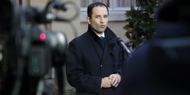 Hamon gibt ein Interview, im Vordergrund sind Pressevertreter zu sehen Hamon gibt ein Interview, im Vordergrund sind Pressevertreter zu sehen