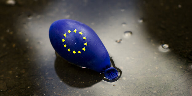 Ein Luftballon ohne Luft mit Europafahne als Motiv Ein Luftballon ohne Luft mit Europafahne als Motiv