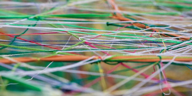 Bunte Fäden, die ein wirres Netz bilden Bunte Fäden, die ein wirres Netz bilden