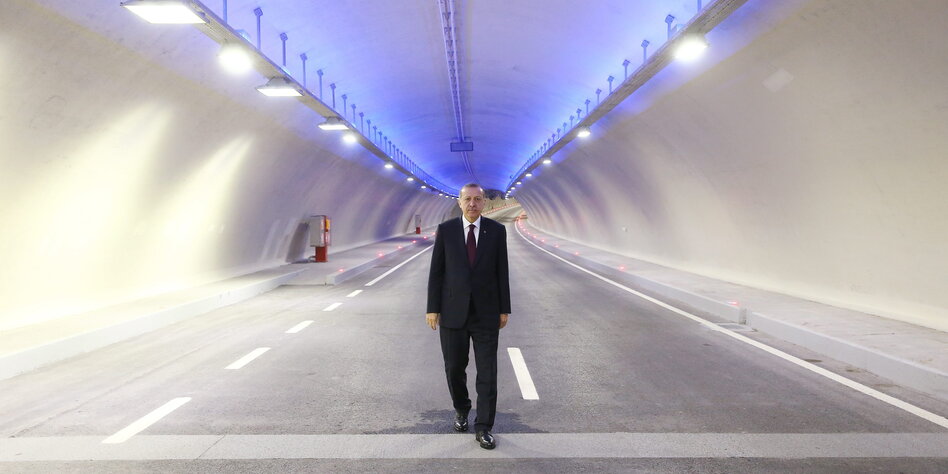 Recep Tayyip Erdoğan tünelin içinde