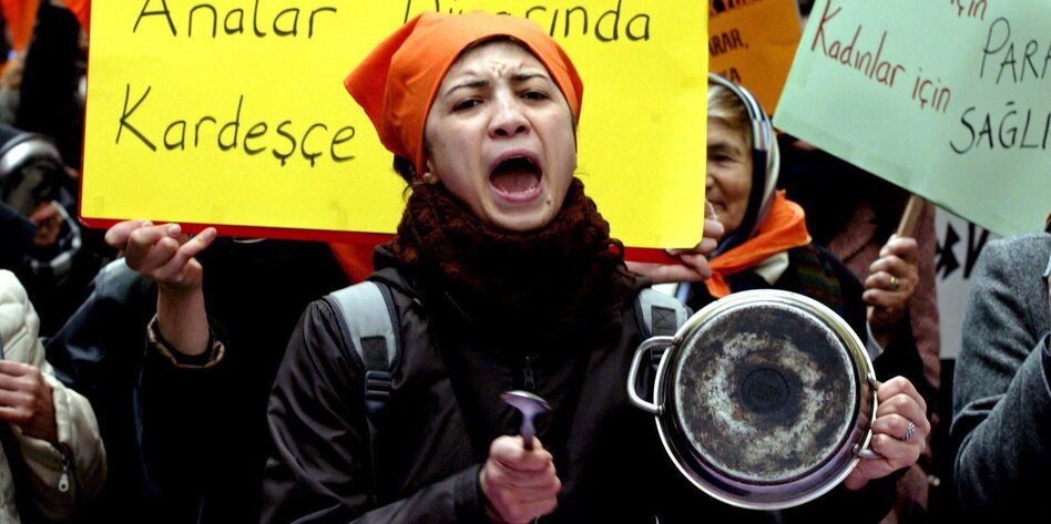 Frau protestiert mit leerem Topf in Istanbul