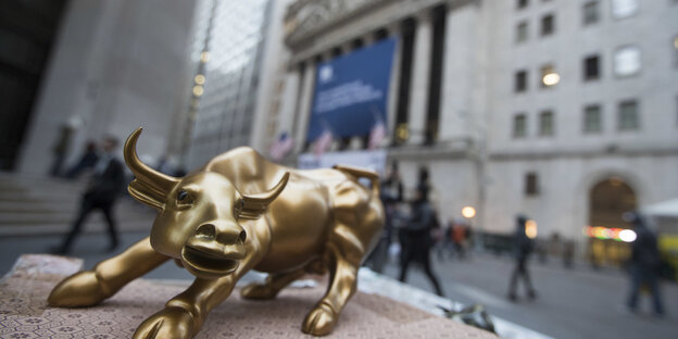 Ein goldener Bulle in der Wall Street von New York Ein goldener Bulle in der Wall Street von New York
