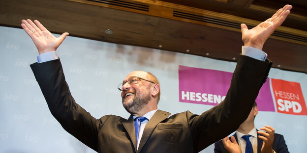 ein Mann mit breit erhobenen Armen ein Mann mit breit erhobenen Armen
