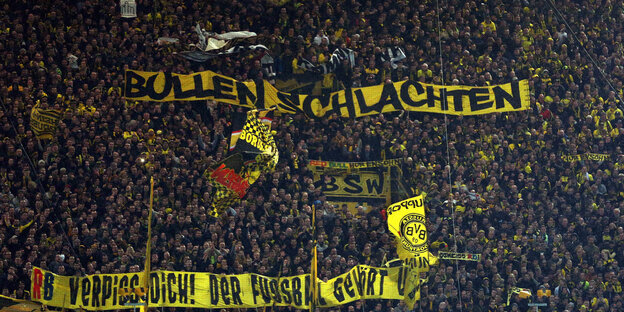 BVB-Fans mit provozierenden Transparenten BVB-Fans mit provozierenden Transparenten